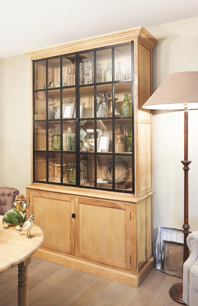 Vitrinekast eik met zwart smeedwerk raamdeuren, Huis en Inrichting, Kasten | Vitrinekasten, Zo goed als nieuw, 200 cm of meer