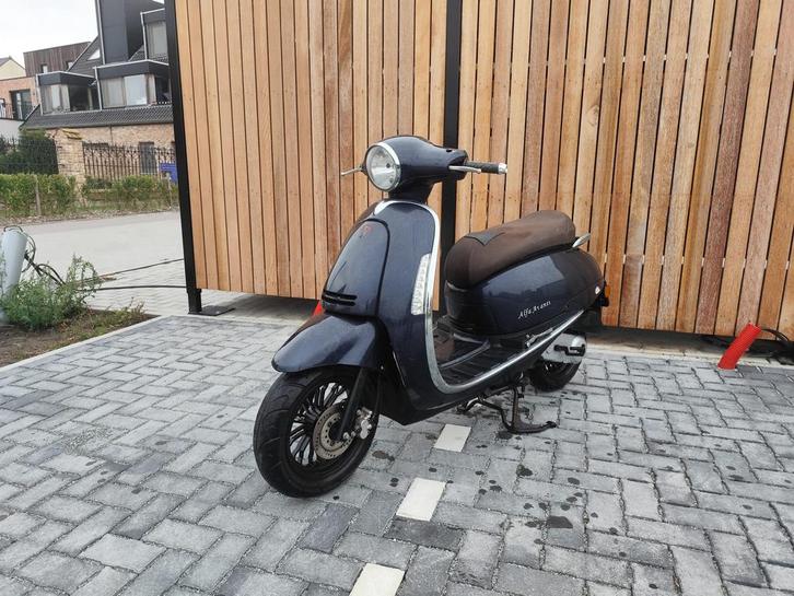A klasse scooter, Fietsen en Brommers, Snorfietsen en Snorscooters, Zo goed als nieuw, Ophalen