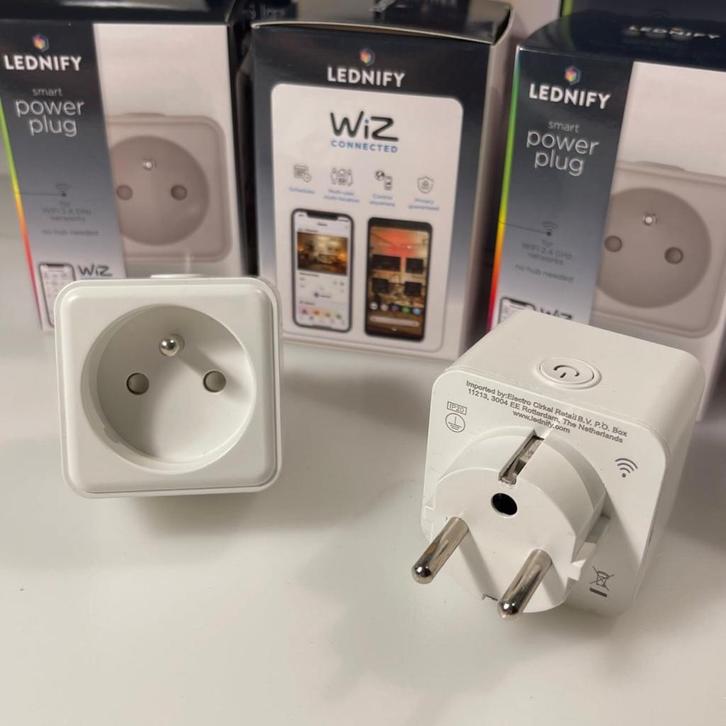 WIZ slimme stekkers (Philips WiZ, WiZ, Lednify WiZ), Doe-het-zelf en Bouw, Elektriciteit en Kabels, Zo goed als nieuw, Stopcontact