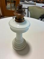 Petroleumlamp in wit (opaline, melk) glas, Antiek en Kunst, Ophalen