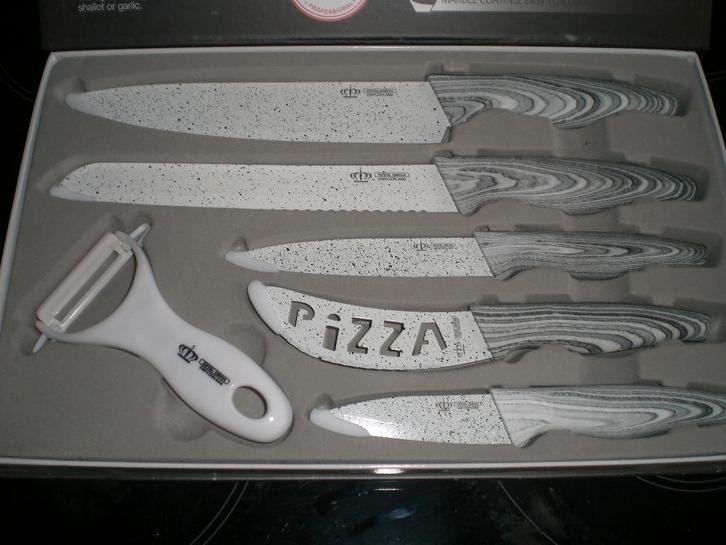 COUTEAU EN CERAMIQUE DANS L' EMBALLAGE D'ORIGINE, Maison & Meubles, Cuisine | Couverts, Neuf, Couverts en vrac, Synthétique, Enlèvement ou Envoi