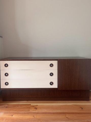 Vintage commode beschikbaar voor biedingen