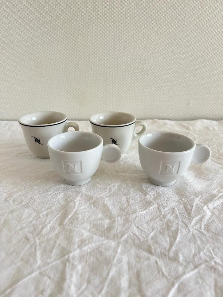 4 tasses Nespresso (2 fois 2 tasses), Huis en Inrichting, Keuken | Servies, Gebruikt, Kop(pen) en/of Schotel(s), Overige stijlen
