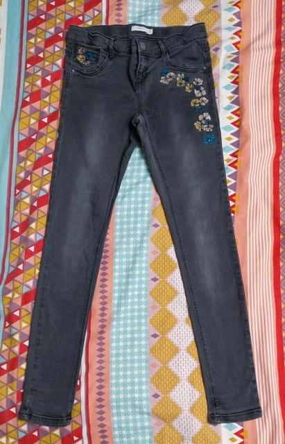 Jeans met bloemenaccenten – Name It (maat 152), Kinderen en Baby's, Kinderkleding | Maat 152, Gebruikt, Meisje, Broek, Ophalen of Verzenden