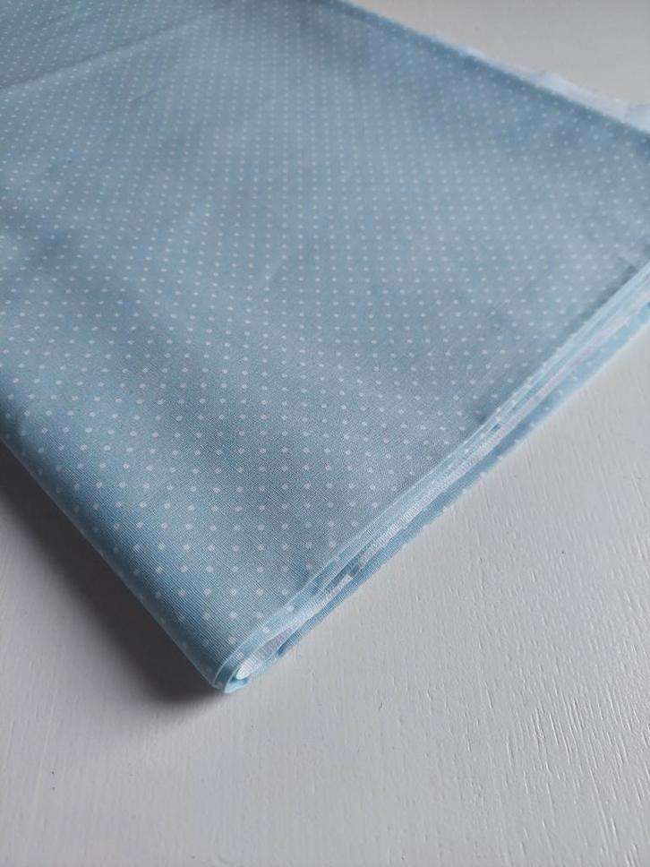 Laatste stuk! 562) 1 meter Katoen stipjes lichtblauw, Hobby en Vrije tijd, Stoffen en Lappen, Nieuw, Katoen, 120 cm of meer, 30 tot 200 cm