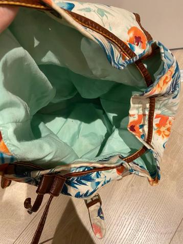 rugzak met bloemen en nepleer beschikbaar voor biedingen