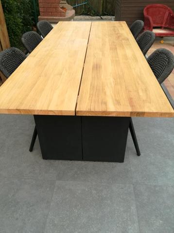 Grote tuintafel in teak+ zeteltje+ nieuwe kussentjes beschikbaar voor biedingen