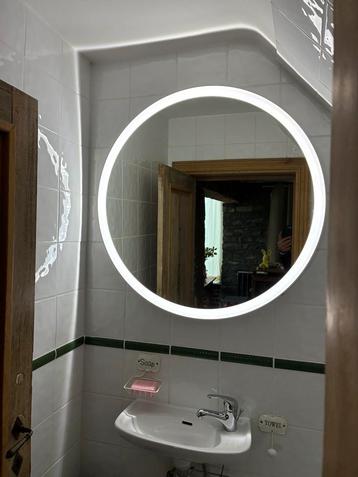Verwarmde spiegel met dimbare verlichting beschikbaar voor biedingen
