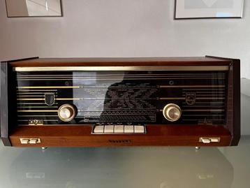 Goed werkende vintage Philips lampenradio beschikbaar voor biedingen