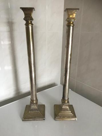 Te koop 2 hoge koperen kandelaars. beschikbaar voor biedingen