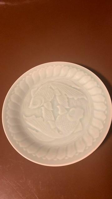 Oude Chinees Celadon bord met decor van koi beschikbaar voor biedingen