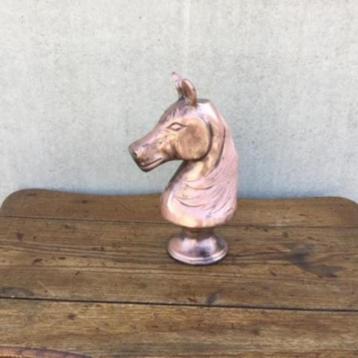 Decoratief metalen paardenhoofd beschikbaar voor biedingen