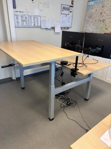 5 nieuwe bureaus (nooit gebruikt!) beschikbaar voor biedingen
