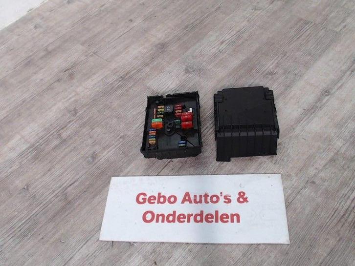 ZEKERINGKAST Volkswagen Golf VI (5K1) (01-2008/11-2013), Auto-onderdelen, Elektronica en Kabels, Volkswagen, Gebruikt