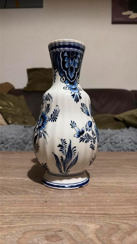 Delfts blauw-witte aardewerken vaas (26 cm) „DEC. DELFTSE”, Antiek en Kunst, Antiek | Vazen, Ophalen of Verzenden