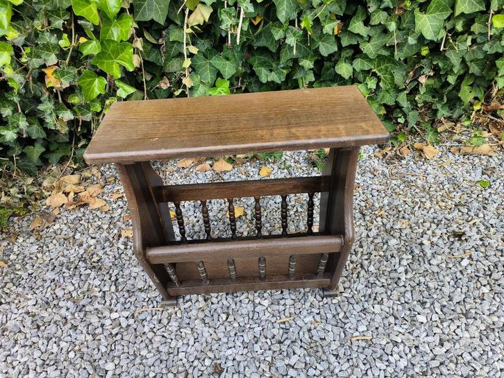 Oud krantentafeltje (45cmx23cx45cm), Huis en Inrichting, Woonaccessoires | Krantenbakken en Lectuurbakken, Gebruikt, Ophalen