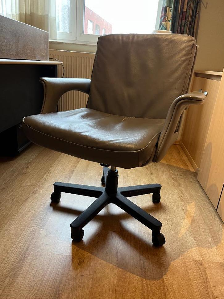 Grijze comfortabele lederen bureaustoel, Huis en Inrichting, Bureaustoelen, Gebruikt, Bureaustoel, Grijs, Ergonomisch, Ophalen