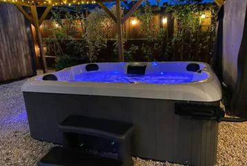 Korting-45%  zuinige 3 persoons jacuzzi geïsoleerd  beschikbaar voor biedingen