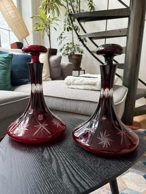 Paire de carafes anciennes en verre taillé rouge cranberry, Antiek en Kunst, Antiek | Glaswerk en Kristal, Ophalen