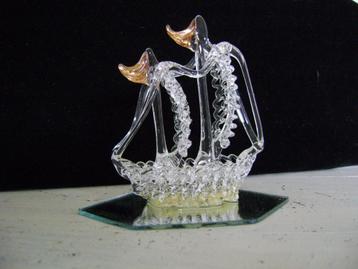miniatuur bootje in glas op een spiegeltje