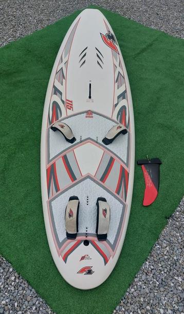 F2 XTC Carbon 115 lit met voetbanden en vin 242x67 surfplank beschikbaar voor biedingen