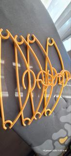 GRATIS 34 stevige kleerhangers (geel), Ophalen, Kunststof, Zo goed als nieuw, Volwassenen