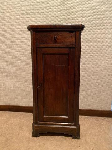 Klein antiek kastje beschikbaar voor biedingen