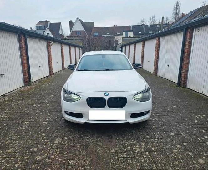 BMW 114i 2014 | Checkered Flag Edition 220pk, Autos, BMW, Particulier, ABS, Phares directionnels, Airbags, Air conditionné, Alarme