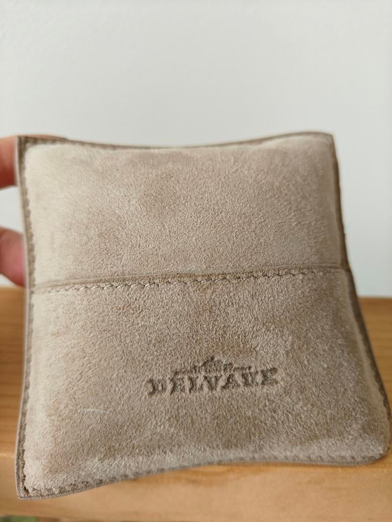 Delvaux armbandkussen, Ophalen