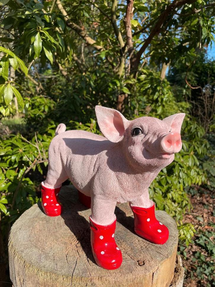 Bottes debout pour cochon, chambre de bébé, rouge, 25 cm, Jardin & Terrasse, Statues de jardin, Neuf, Animal, Synthétique, Enlèvement ou Envoi