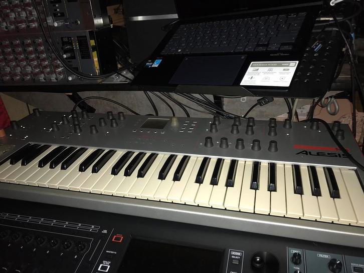 ION : REDÉCOUVREZ CE MONSTRE INCROYABLE !!!, Musique & Instruments, Synthétiseurs, Comme neuf, Enlèvement