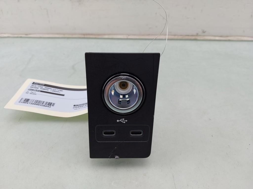 PORT AUX/USB Skoda Karoq (01-2017/-) (|3G5035726|), Autos : Pièces & Accessoires, Utilisé, Info@skoda-auto.de, Skoda, Max-Planck-Straße  3-5
64331  Weiterstadt, DE