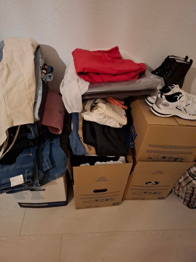 Grote kledingopruim, Vêtements | Femmes, Packs de vêtements pour femmes, Enlèvement