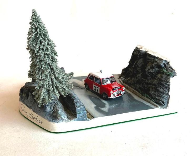 Mini Monte Carlo Paddy Hopkirk diorama “ Col du Turini “., Hobby en Vrije tijd, Modelauto's | 1:43, Zo goed als nieuw, Auto, Overige merken