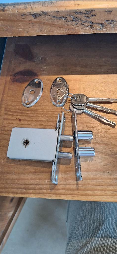 Serrures - verrou de sécurité, Bricolage & Construction, Serrurerie de bâtiment & Dispositif de fermeture, Utilisé, Clé, Fer, Enlèvement ou Envoi