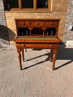 Secrétaire anglaise, Enlèvement, Comme neuf