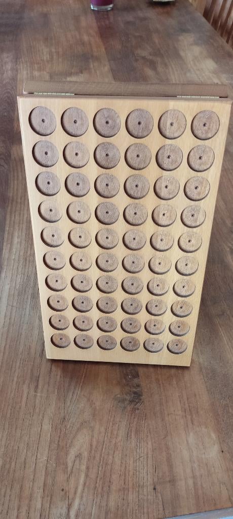 Collectiekader voor champagnecapsules, Ophalen