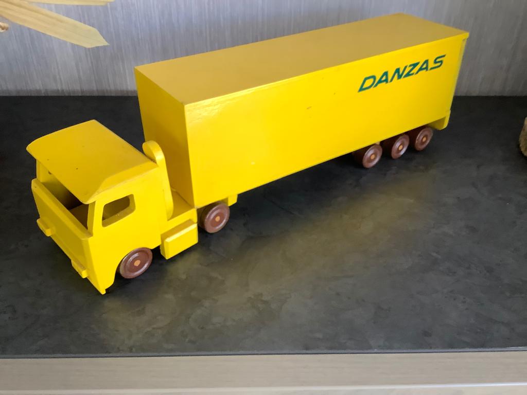 Danzas houten speelgoed vrachtwagen (14x43 cm), Kinderen en Baby's, Ophalen of Verzenden, Gebruikt, Rij- of Hobbelspeelgoed