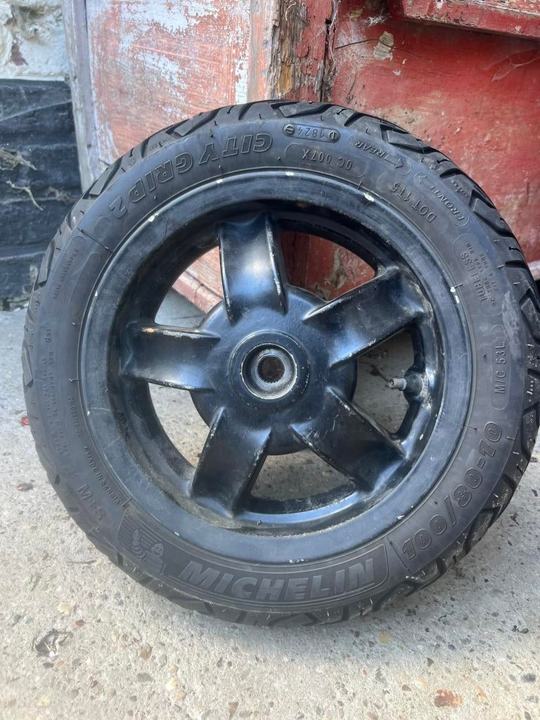 Piaggo zip Michelin achterband, Fietsen en Brommers, Brommeronderdelen | Scooters, Ophalen, Zo goed als nieuw