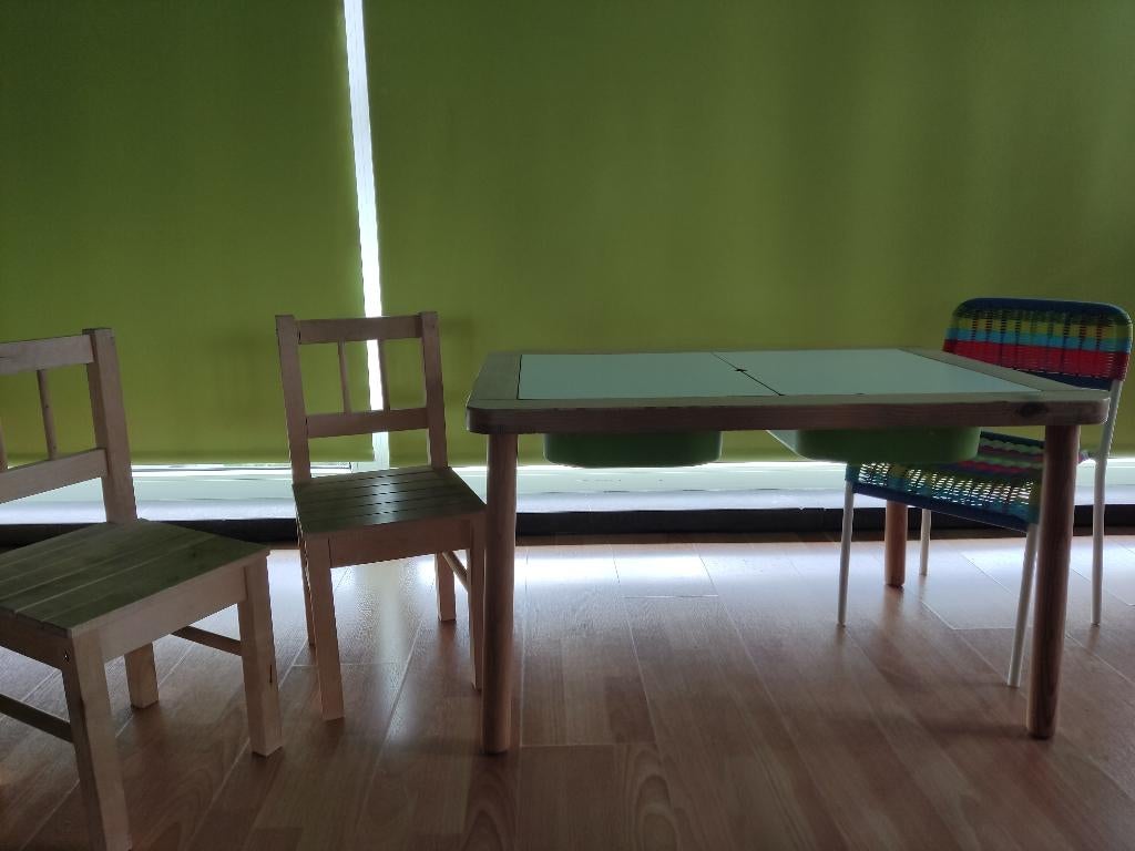 Ikea bureautje trofast, met stoeltjes en tekenbord, Ophalen, Gebruikt