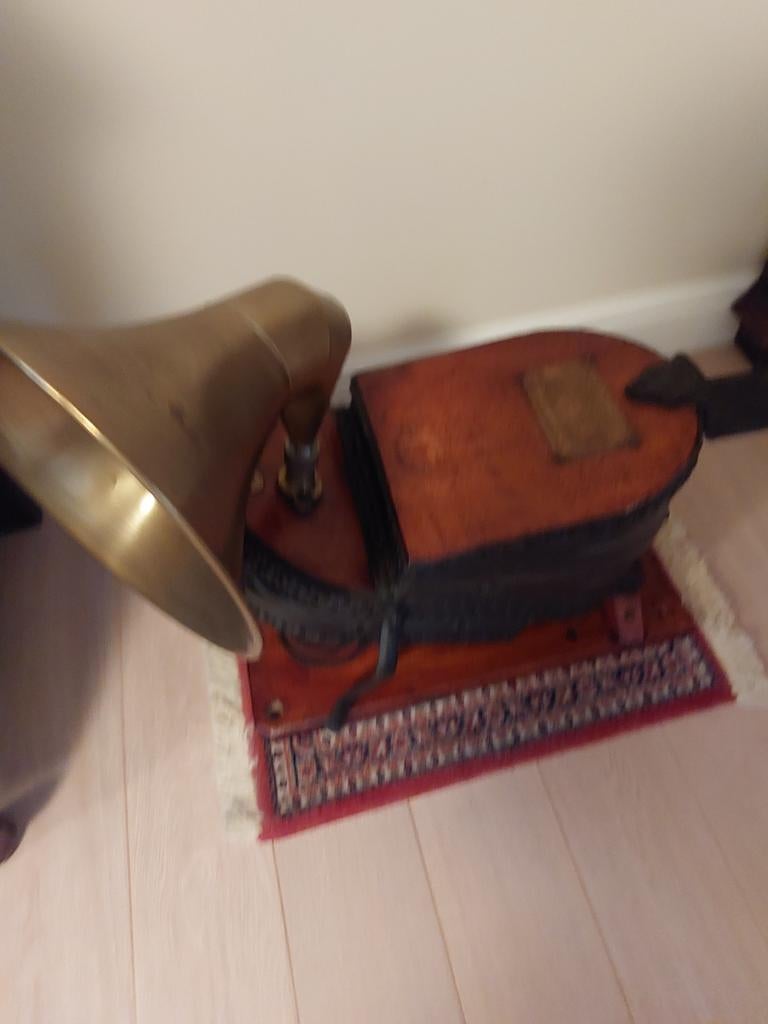 Antieke scheepshoorn met blaasbalk, Ophalen