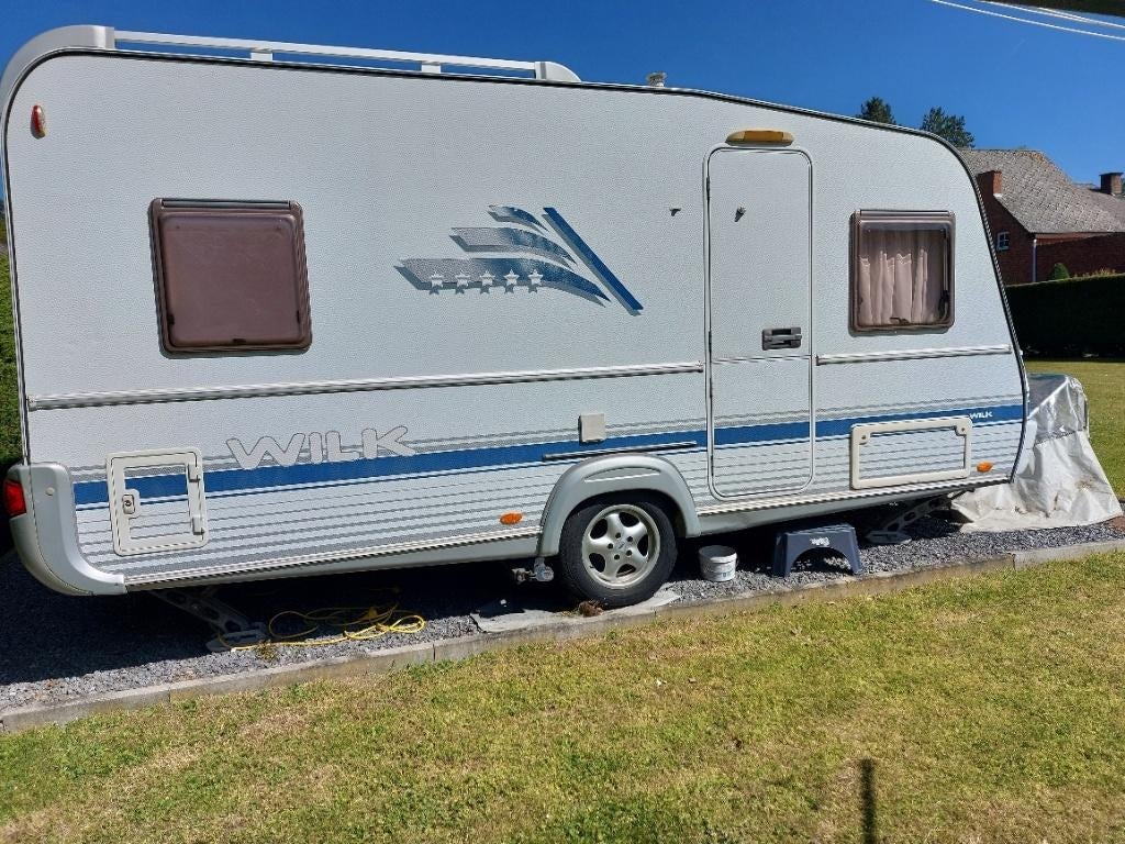 WILK S5 Caravan + Voortent  2006, Standaardzit, 2 aparte bedden, Koelkast, Particulier