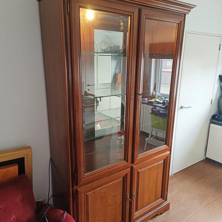 Walnoot houten kast massief hout, Huis en Inrichting, Kasten | Vitrinekasten, Ophalen