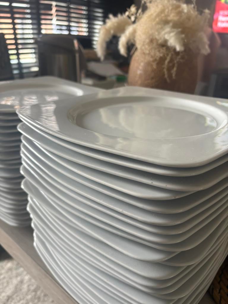 Witte borden 45stuks 50€, Maison & Meubles, Cuisine | Vaisselle, Enlèvement, Comme neuf, Assiettes(s)
