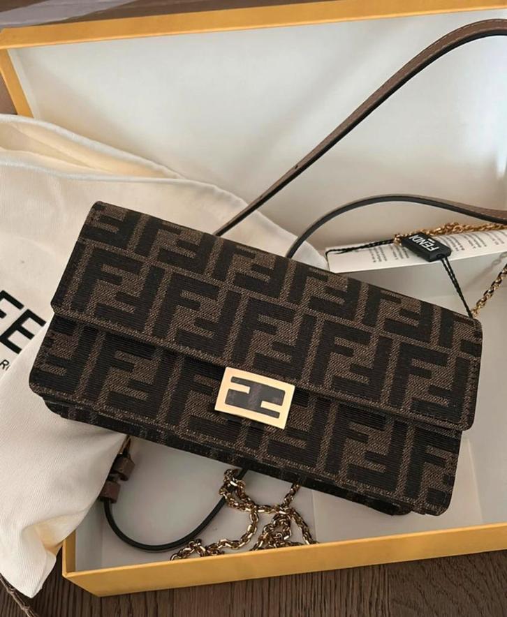 Fendi Baguette wallet on chain, Handtassen en Accessoires, Tassen | Damestassen, Nieuw, Ophalen of Verzenden