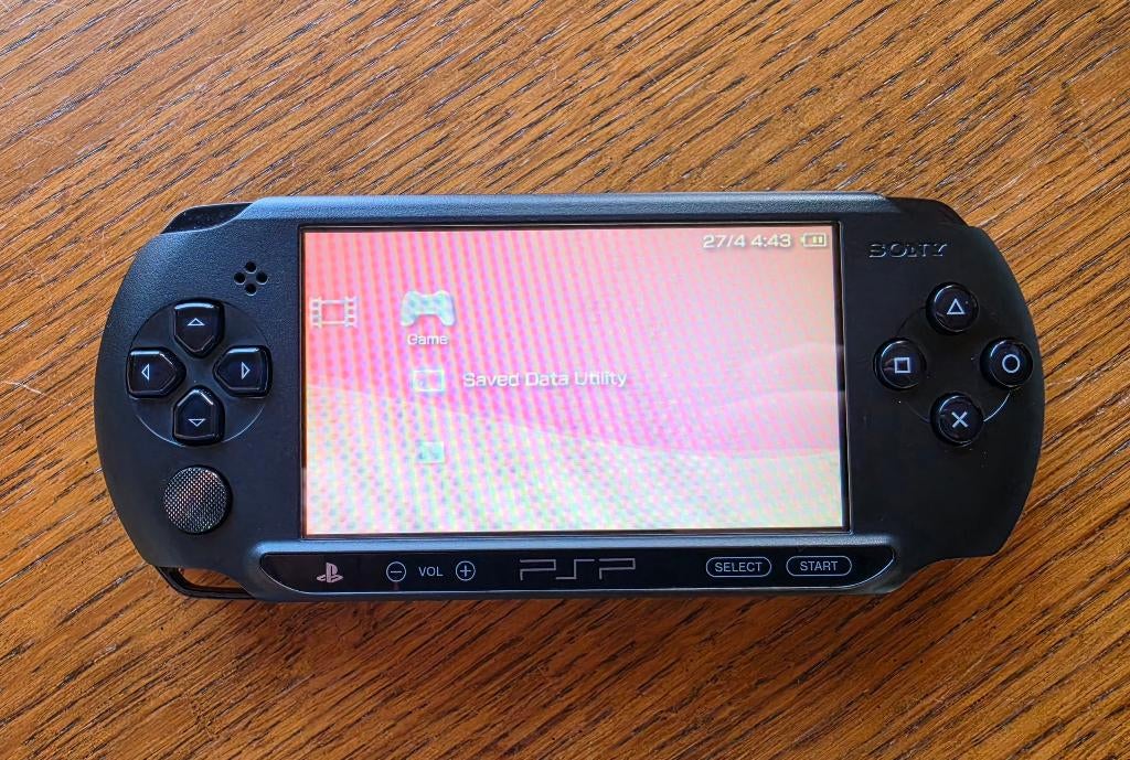 PSP STREET 1004, Consoles de jeu & Jeux vidéo, Consoles de jeu | Sony PSP, Enlèvement ou Envoi, Comme neuf, PSP, Avec jeux