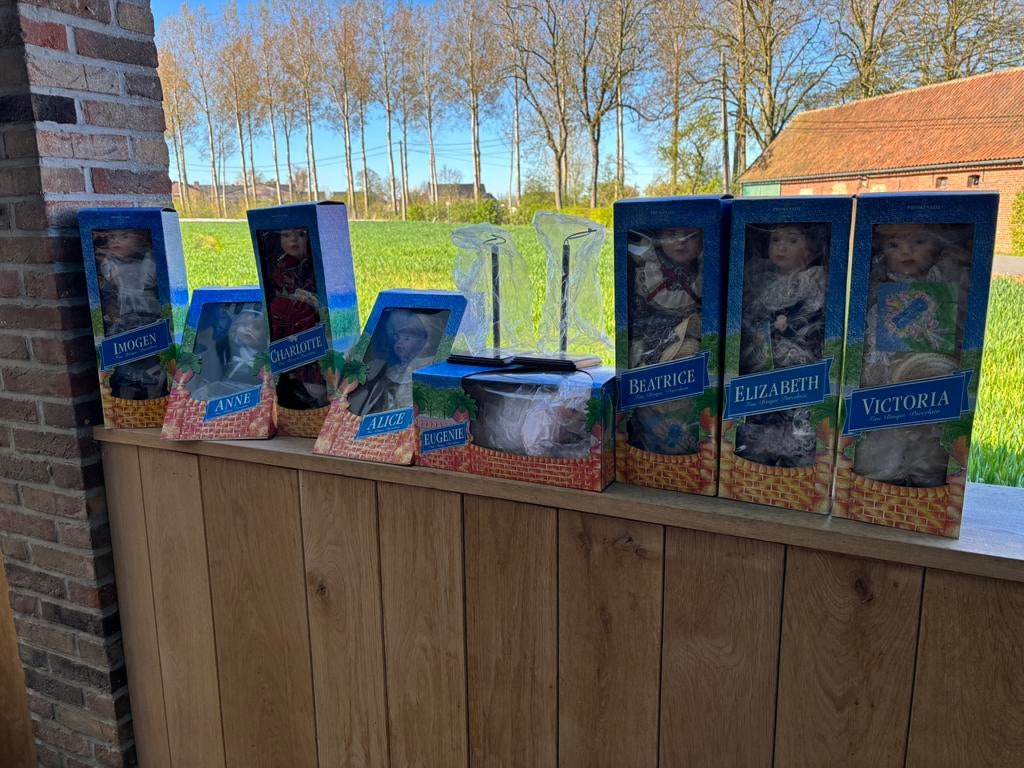 set van 8 porseleinen poppen - The Promenade Collection, Verzamelen, Poppen, Ophalen, Nieuw, Pop, Levensecht of Reborn