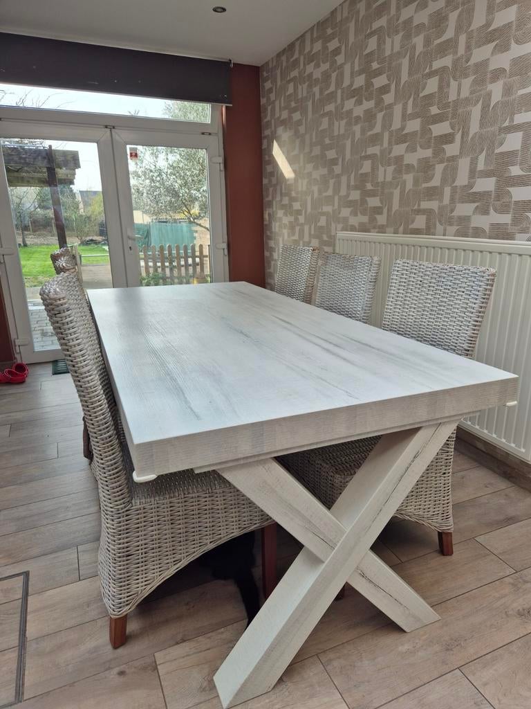 Table a manger blanche, Enlèvement