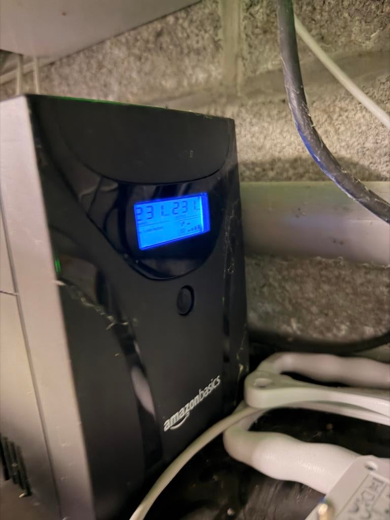 Amazon basics UPS 1500 VA alimentation secours, Computers en Software, Noodvoedingen (UPS), Ophalen of Verzenden, Gebruikt