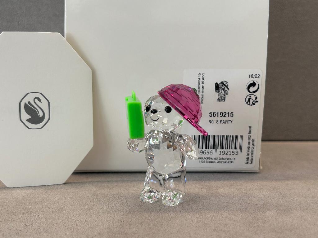 Swarovski Kris Beer, Jaren 90 feestje., Collections, Swarovski, Neuf, Figurine, Enlèvement ou Envoi